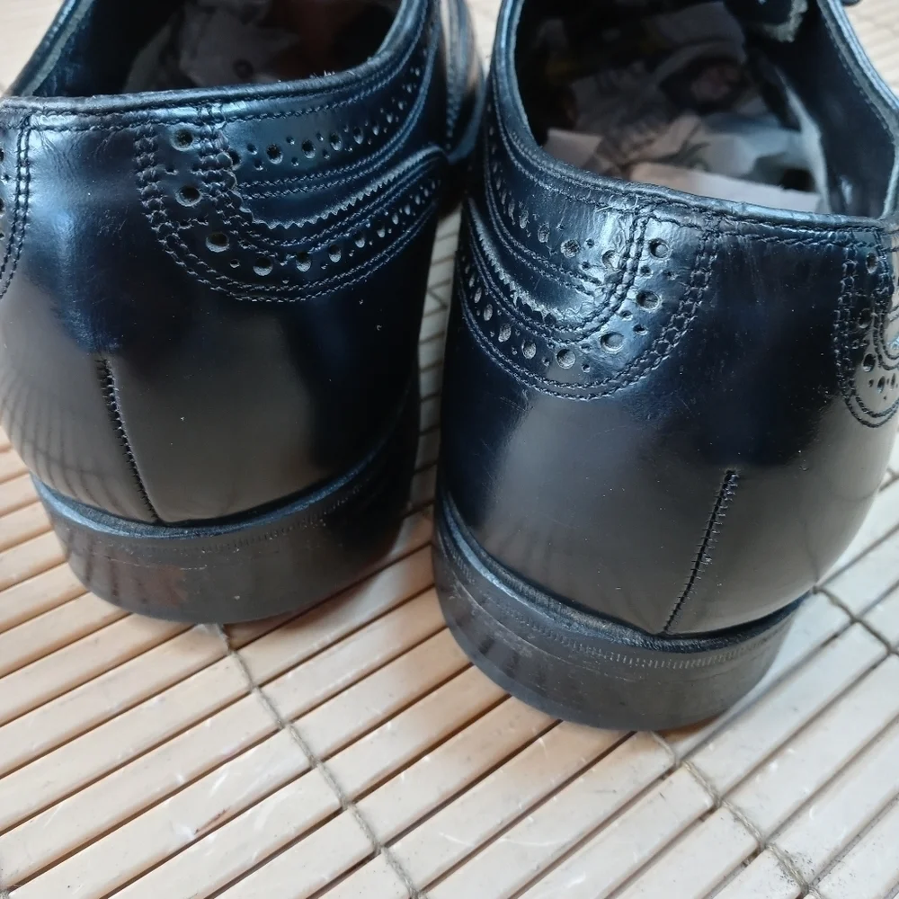 Florsheim men's black leather wingtip Oxford shoe. Sz 9.5 EEE. Great condition.